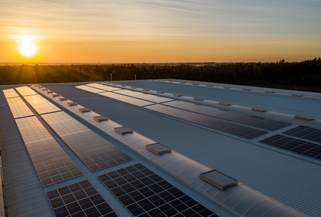 Verslo energetinė nepriklausomybė: saulės energijos sprendimai komerciniams subjektams
